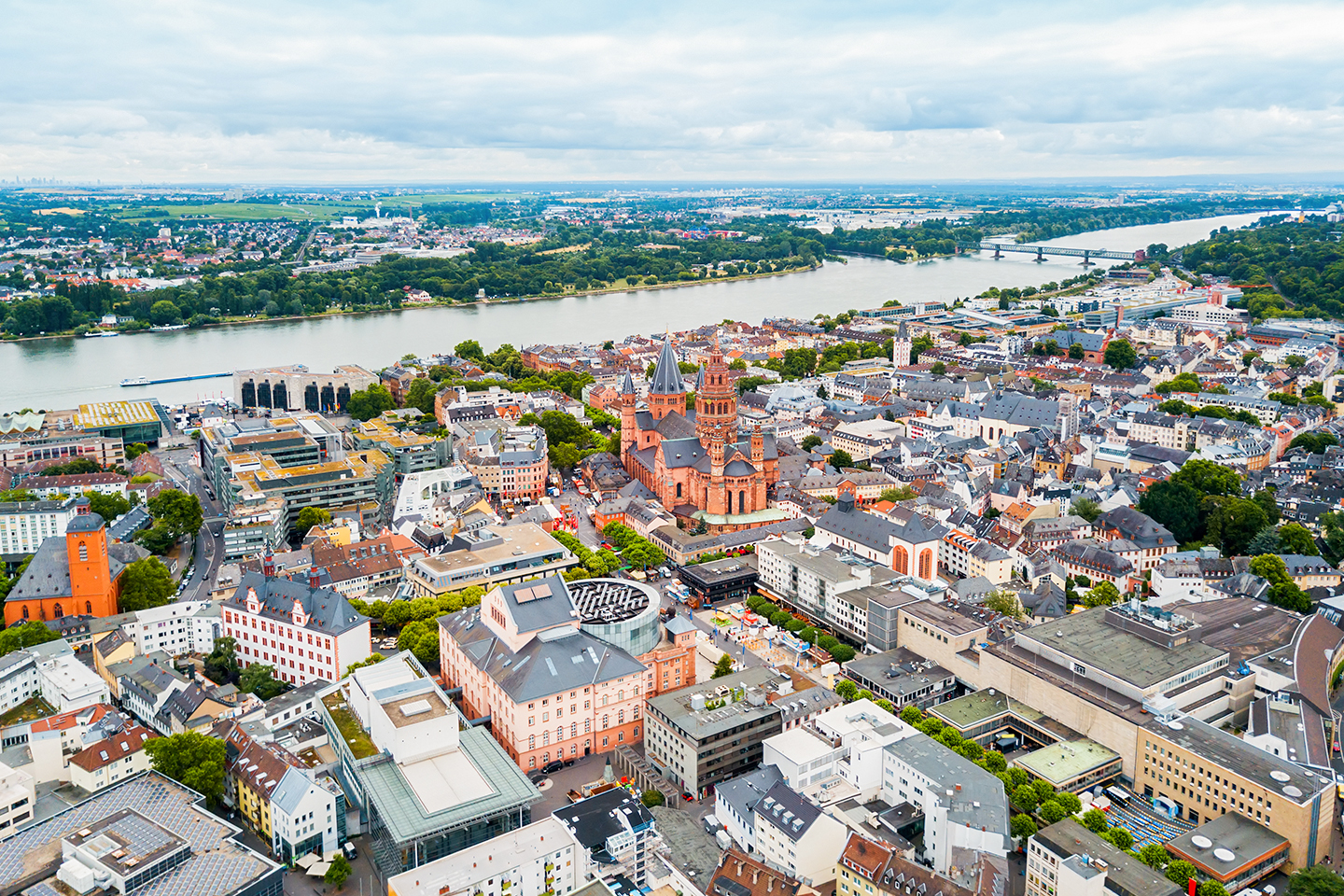 Bild aus Vogelperspektive auf die Stadt Mainz